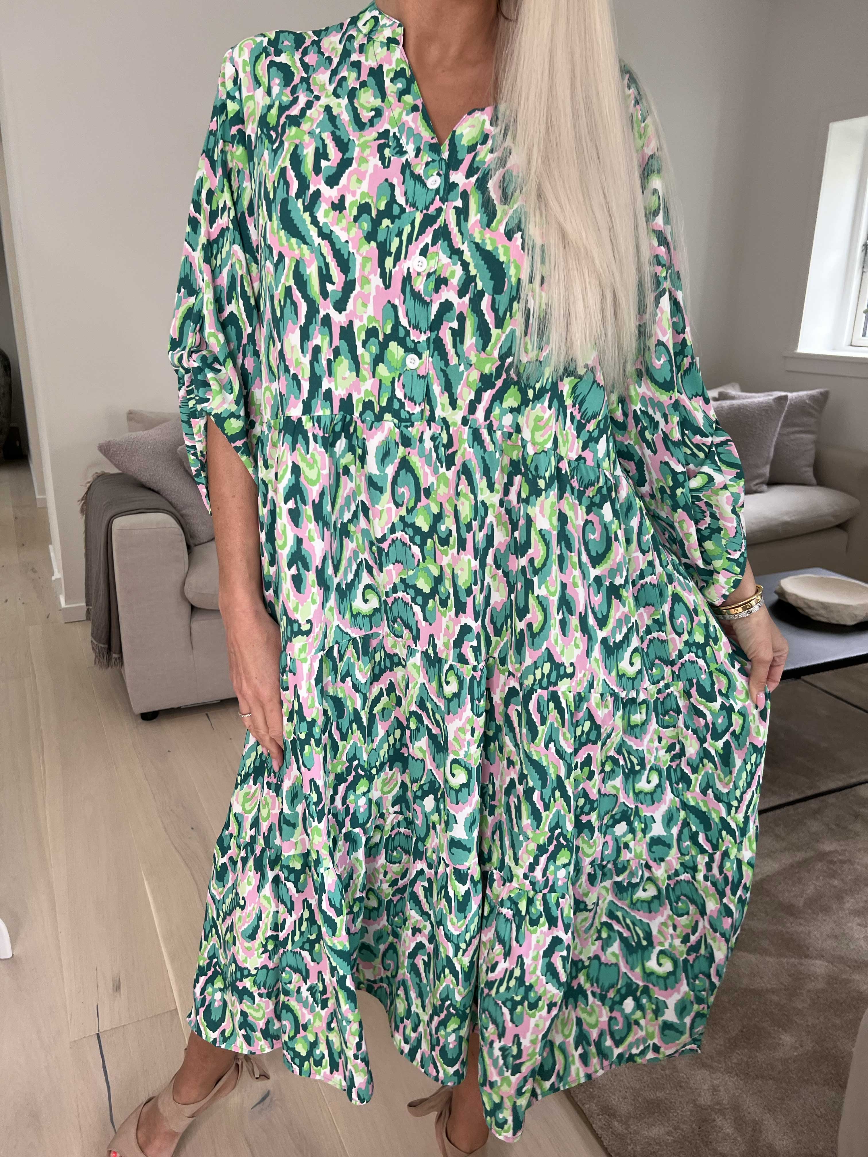 Lia - Mønstret farvet kjole med lag på lag look